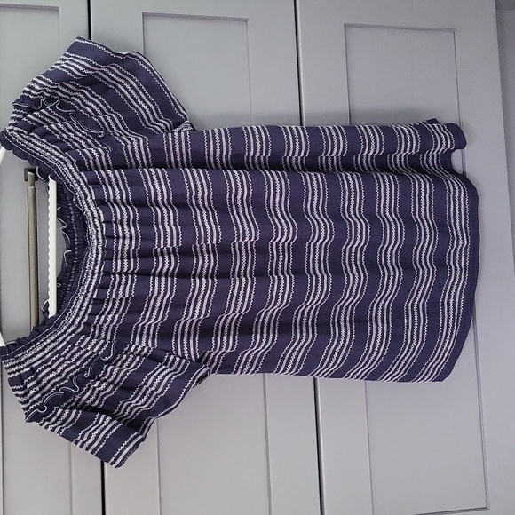 Max Studio top with stretch neckline and flutter sleeves - Picture 1 of 6